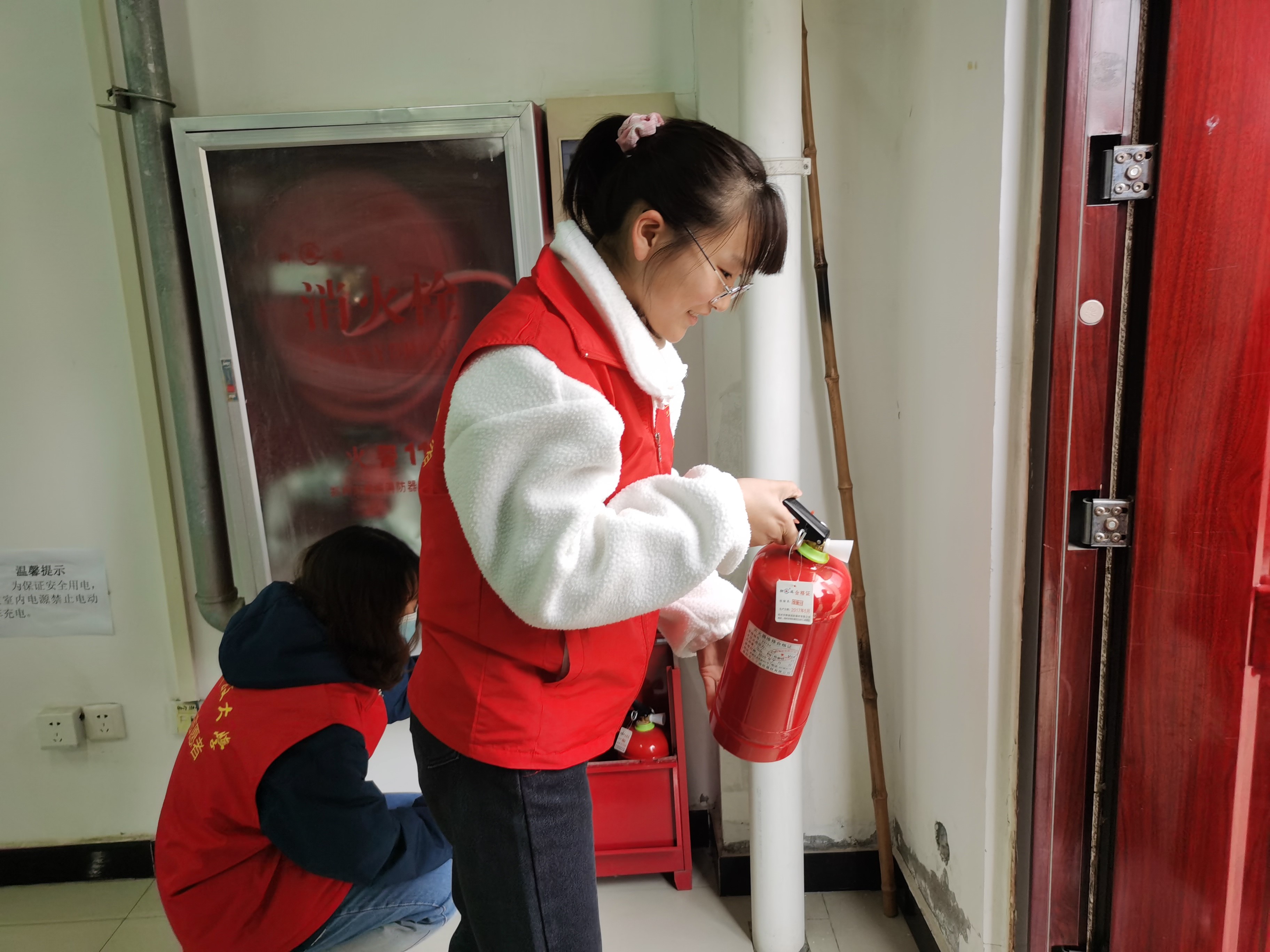 大学生消防志愿者开展校园消防安全巡查